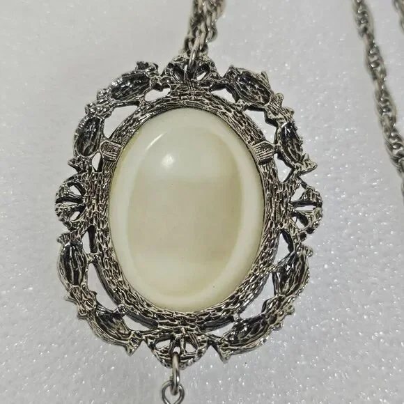 1970s Resin Cameo Black White Pendant Necklace Tassel Silver Tone Vintage - Picture 8 of 14